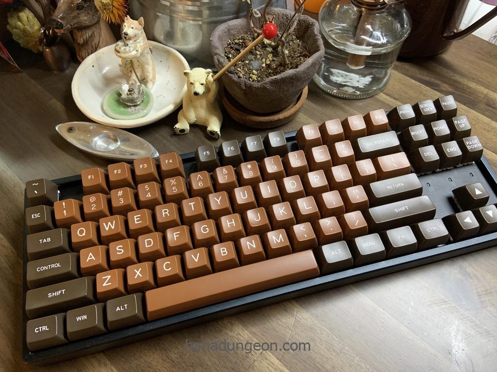 Keychron K8 + MAXKEY CHOCOLATE SA键帽+ 杂色轴混搭– HANA的地下城